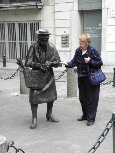 Betty Lou visits a street statue at Brussels in Belgium