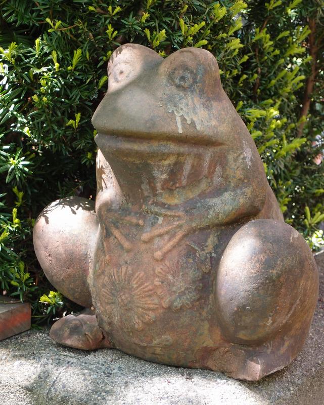 pottery frog