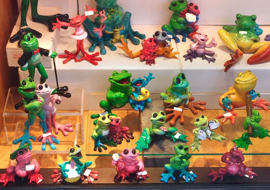a crowd of frogs