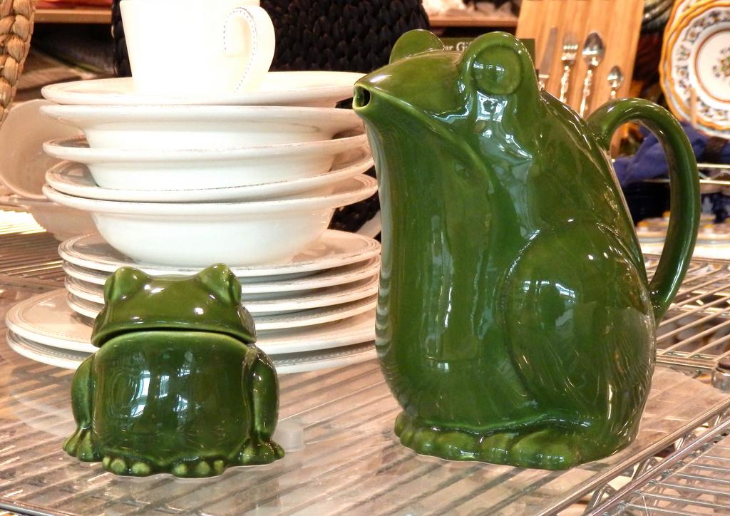 pitcher and sugar-bowl frog pair