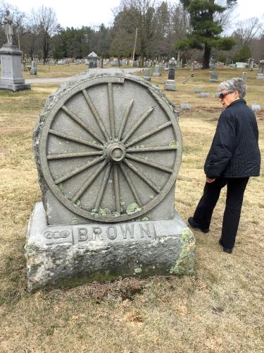 broken-wheel tombstone at Pine Grove Cemetery in Manchester, NH