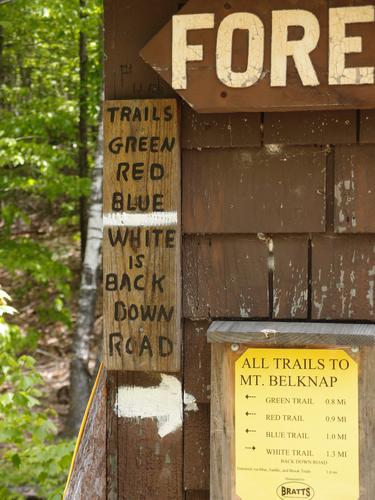 parking-lot trail sign for the White Trail to Piper Mountain in New Hampshire
