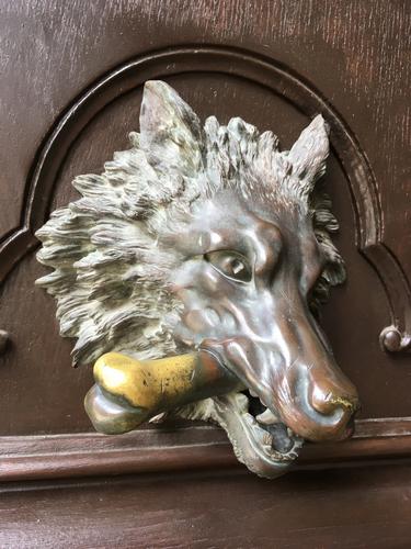 wolf-with-a-bone doorknob at Vienna, Austria