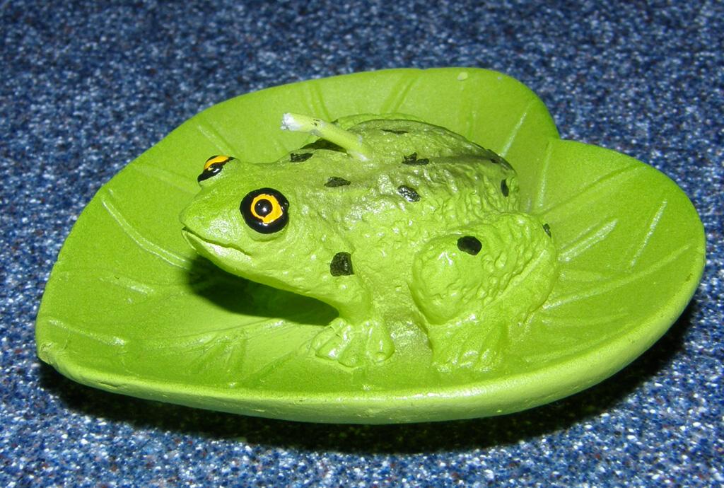 floating frog candle