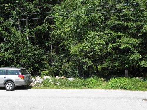 parking spot and trailhead to Hooksett Pinnacle in New Hampshire