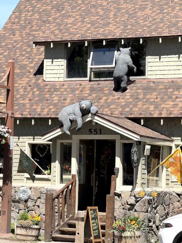 climbing bear statues at Tahoe City beside Lake Tahoe, California
